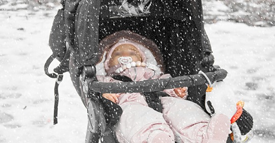 Bei  20 Grad fünf Stunden auf dem Balkon abgestellt: Säugling erfriert im Kinderwagen