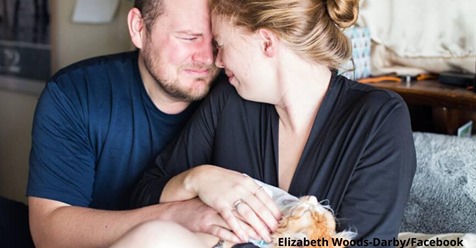 Ein Paar hat ein  Neugeborenes  mit seinem neuen Baby fotografiert