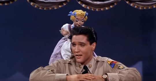 Das Filmmusical  G.I. Blues  aus dem Jahr 1960 enthält eine Szene in der Elvis Presley mit einer Marionette 