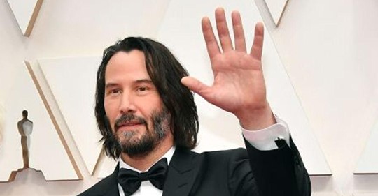 Die Zuschauer der Oscars verwechseln Keanu Reeves' Mutter mit seiner Freundin, während sie über den roten Teppich geht
