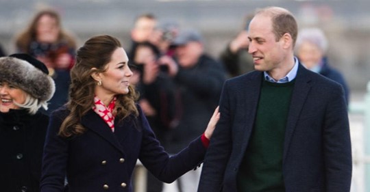 Kate Middleton und Prinz William verstoßen gegen das königliche Protokoll, indem sie bei ihrem letzten Besuch seltene, öffentliche Zurschaustellung von Zuneigung zeigen