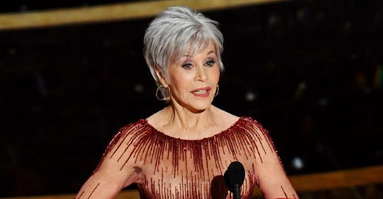 Jane Fonda trägt bei der Oscar Verleihung ein Kleid, das 6 Jahre alt ist und gelobt, keine neuen Kleider zu kaufen, um den Klimawandel zu bekämpfen