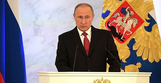 Putin: „Wir bleiben Mama und Papa, nicht Elternteil 1 und 2“