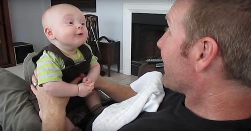 Ein vier Monate altes Kind führt eine Unterhaltung mit seinem Vater