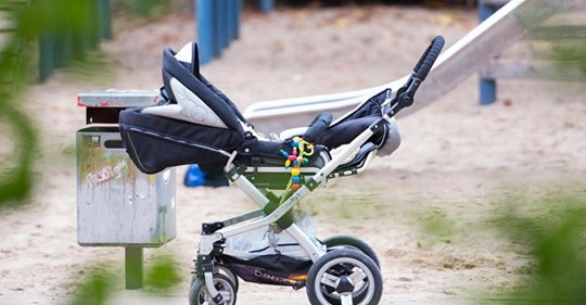 Eltern sind unaufmerksam: Kinderwagen mit Baby rollt ins Wasser