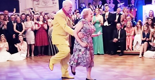Älteres Ehepaar zeigt in einer unvergesslichen Performance seine oldschool Tanzschritte
