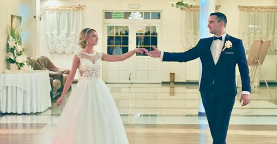 Atemberaubender Tanz eines Brautpaares zu  Perfect  bringt die Hochzeitsgäste zum Weinen