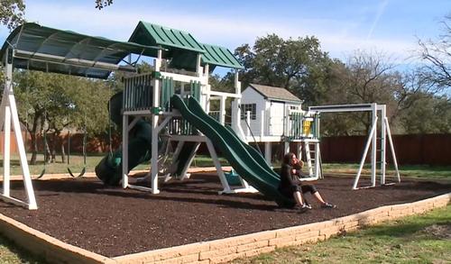 Nachbarn verklagen Familie um USD100,000 weil sie einen Spielplatz für kranken Sohn errichteten.