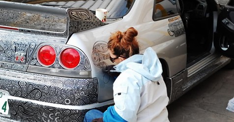 Beeindruckend: Freundin schnappt sich einen Filzstift und bemalt das Auto ihres Freundes