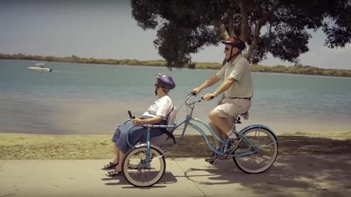 Ein Ehemann erfindet einen 'Fahrrad Sitz', um mit seiner Frau, die Alzheimer hat, eine Tour machen zu können