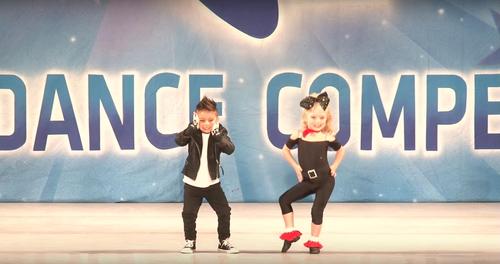 Zwei 4-Jährige tanzen zu 'Grease'-Songs und gewinnen die Jury für sich