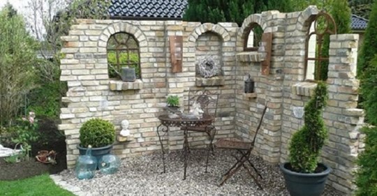 Eine Steinmauer im Garten erzeugt direkt eine ganz andere Ausstrahlung. 8 Beispiele zur Inspiration.