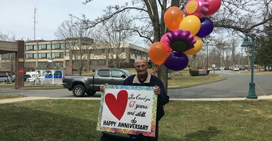 Wegen Coronavirus getrennt: Rentner steht vor Pflegeheim seiner Frau, um 67. Hochzeitstag zu feiern