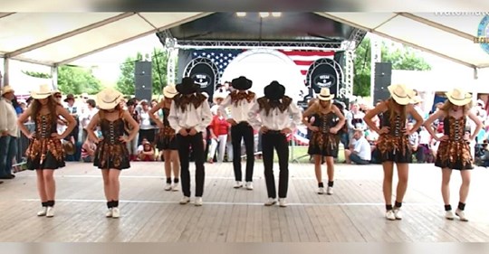 Gruppe von Stepptänzern in Cowboy-Kleidung tanzt zu einzigartiger Version von  Country Roads