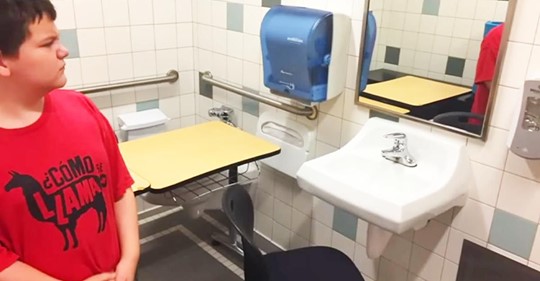 Der Tisch eines autistischen Schülers wird vor das Herrentoilette geschoben und die Mutter ist außer sich nach der Stellungsnahme der Schule