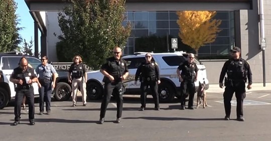 Polizeihund stiehlt die Show während der Polizei Dance Challenge