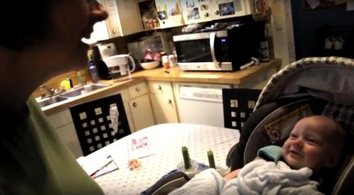 Mutter singt Baby mit Karen Carpenter ein Ständchen, aber das Neugeborene stiehlt das Rampenlicht
