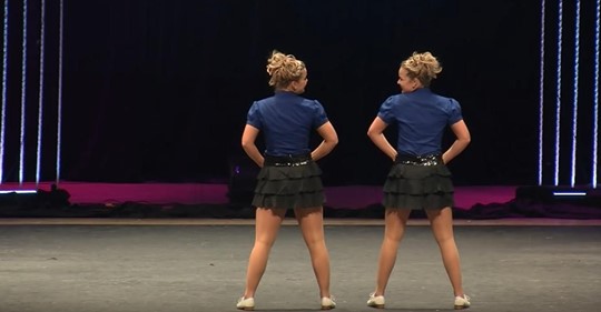 Zwillingsschwestern gewinnen Duo-Grand-Champions mit Clogging-Tanz