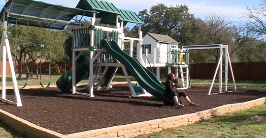 Nachbarn verklagen Familie um 0,000 weil sie einen Spielplatz für kranken Sohn errichteten.