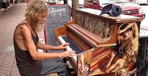 Obdachloser Ex Marinesoldat verblüfft die Menschen mit seinem gefühlvollen Klavierspiel