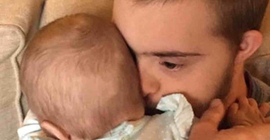 Daniel Troop überrascht bei 1. Baby Umarmung die ganze Familie