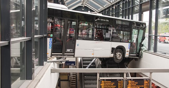 Schwerer Bus-Unfall in Hamburg-Bergedorf!