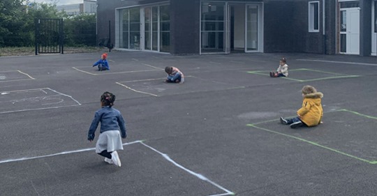 Schulkinder sitzen auf Schulhof allein in Kreide-Vierecken: „Noch nie so ein trauriges Bild gesehen“