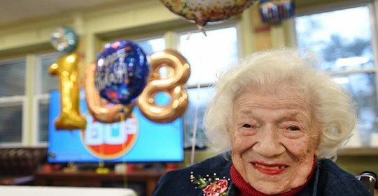 108 jährige Seniorin von Coronavirus geheilt: Sylvia überlebte 2. Weltkrieg & Spanische Grippe