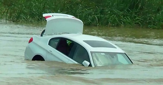 Verzogener Sohn schiebt neuen BMW in den Fluss, weil er einen Jaguar erwartet hat