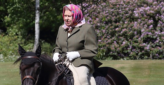 Hoch zu Pferde: Erste Bilder der Queen seit mehreren Wochen