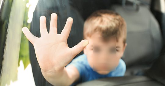 Mutter geht einkaufen und lässt 2 Jährigen bei 30 Grad im Auto – Frau hört Schreie und schlägt Scheibe ein