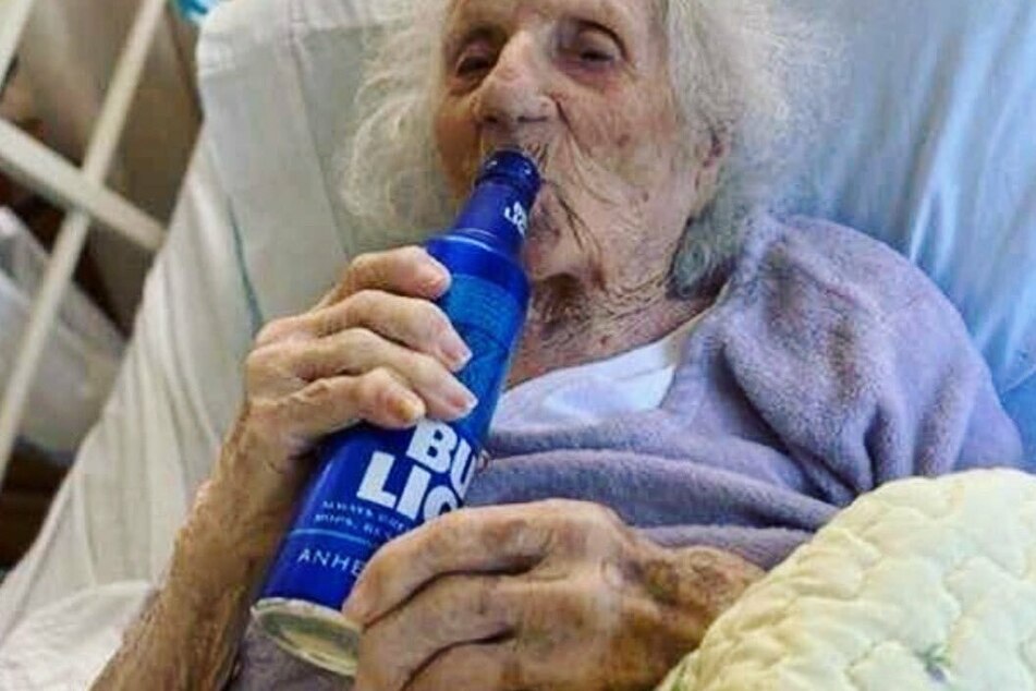 103 jährige Frau besiegt Coronavirus und feiert es mit einem Bier