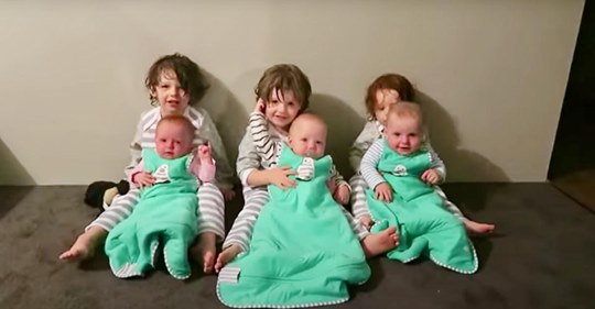 Mama kann kaum ihren Augen trauen, als der Super-Papa sechs Babys alleine fürs Bett fertig macht