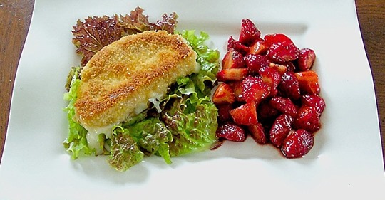 Gebackener Camembert mit Erdbeer-Chutney