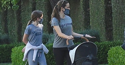 Verrückter Anblick: Jennifer Garner fährt Katze spazieren!