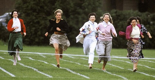 Prinzessin Diana rennt barfuß bei der Sportveranstaltung ihres Sohnes in einem außergewöhnlichen Clip von 1991