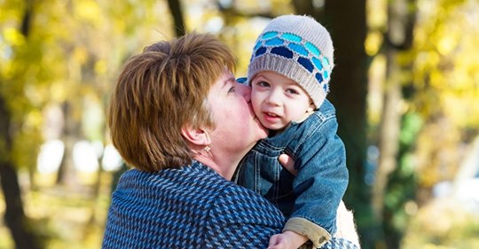 Kindern wird beigebracht, Küsse von ihren Großmüttern abzulehnen