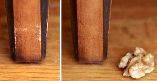 Kratzer aus Holzmöbeln entfernen: Diese Hausmittel helfen