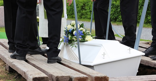 Trauernde werden bei Beerdigung von Unbekannten aus Auto beschossen – 14 Menschen verletzt