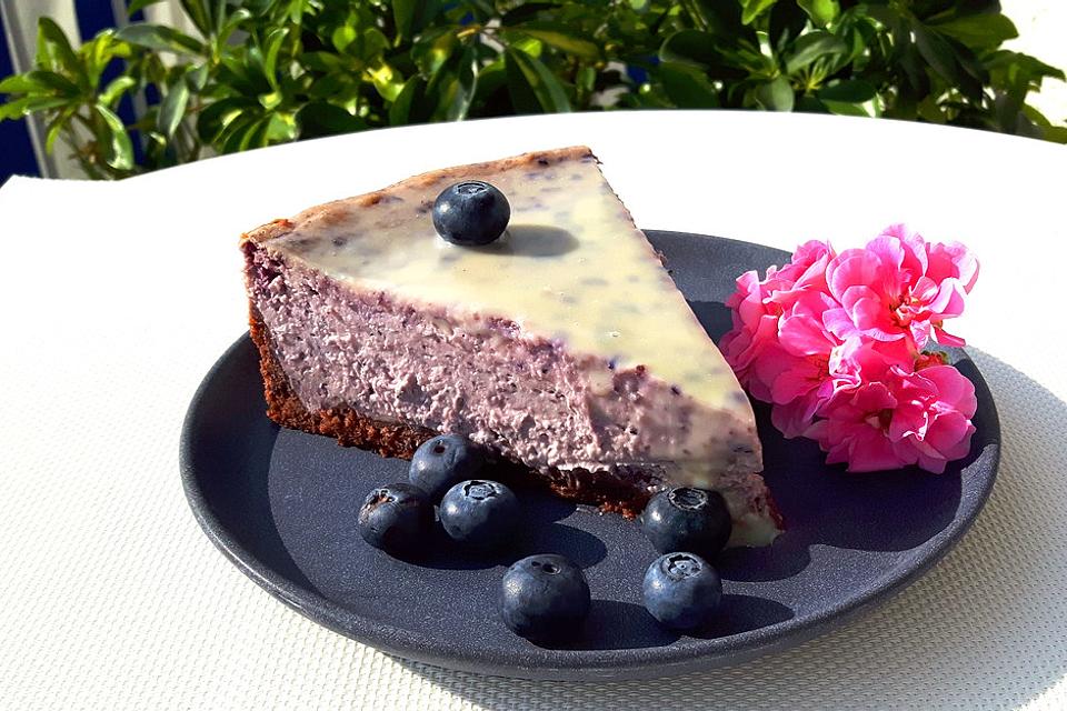 Blueberry-Cheesecake mit weißem Schokoladenguss