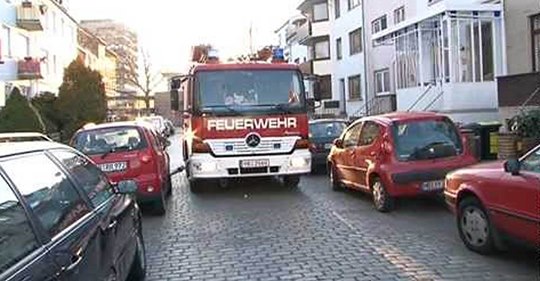Deutsche Feuerwehr rammt parkende Fahrzeuge ins Blech-Koma