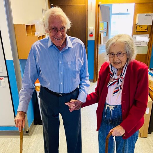 61 Jahre Ehe & gemeinsam Corona besiegt: Älteres Ehepaar Händchen haltend aus Klinik entlassen