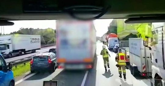 LKW blockiert Rettungsgasse auf Autobahn - Situation eskaliert