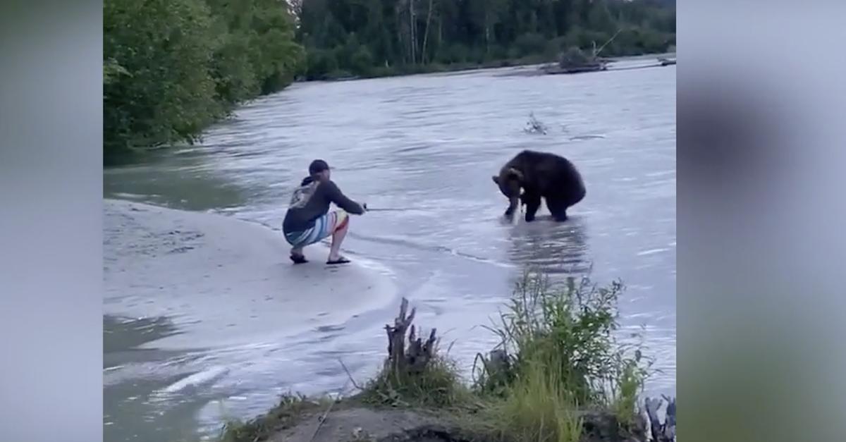 Angler fängt Lachs - als sich dem Mann ein Grizzlybär nähert, erstarrt er