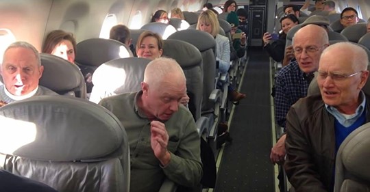 Verärgerte Passagiere warten auf ihren verspäteten Flug, wobei dann 4 ältere Männer alles ändern