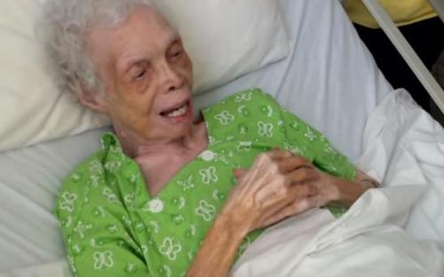 Eine 102 jährige Frau sieht zum ersten Mal Filmmaterial von sich selbst, wie sie in den Dreißigern aussah