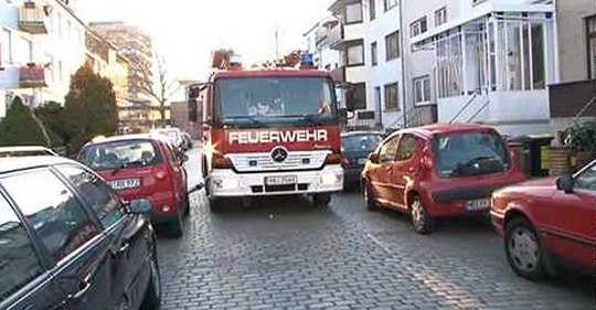 Deutsche Feuerwehr rammt parkende Fahrzeuge ins Blech Koma