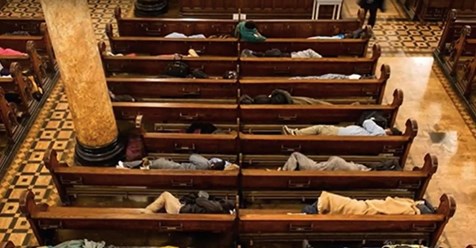 Die Kirche bietet 225 Obdachlosen Unterschlupf, damit sie nachts etwas zum Schlafen haben