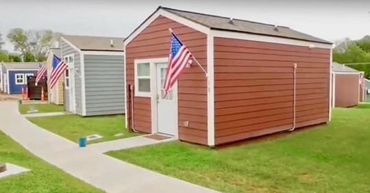 Eine Gemeinde baut ein Dorf mit Tiny Houses für obdachlose Veteranen
