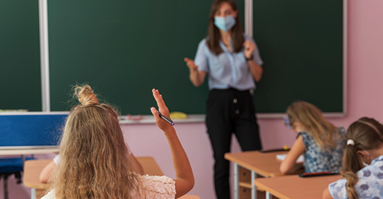 Maskenkritischer Schulleiterin wird Kontakt zu Schülern verboten